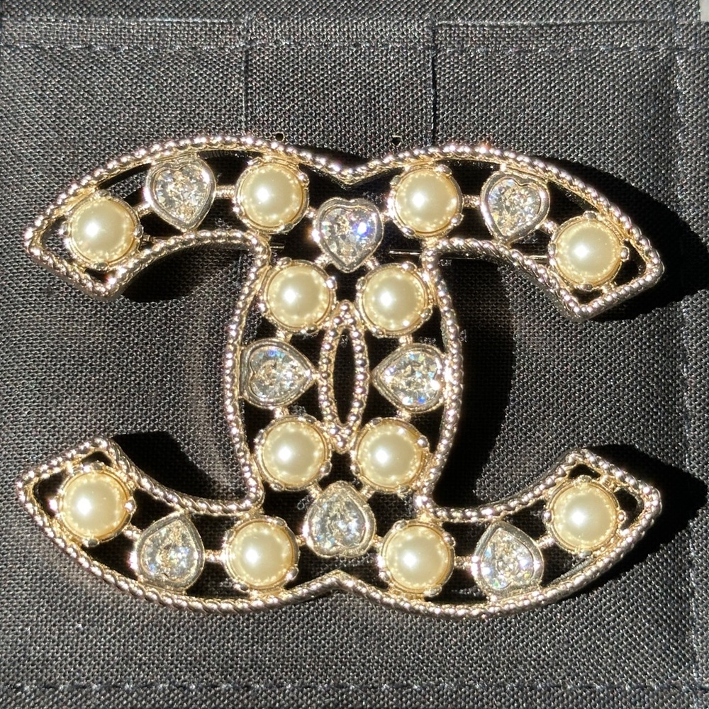 2022S CHANEL LARGE RUNWAY GOLD CC LOGO PEARLS CRYSTALS BROOCH PIN NEW